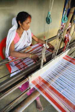 El dokuması ören kadın, Assam, Hindistan   
