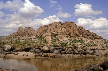 Tungabhadra Nehri ve Stones Hill, Hampi, Karnataka, Hindistan 