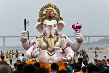 Lord Ganesh bataklığı Shivaji Park plajında, Bombay Mumbai, Maharashtra, Hindistan 