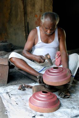 Hindistan, Tamil Nadu, Kumbakonam 'da bakır gopura kalasam oymacısı  