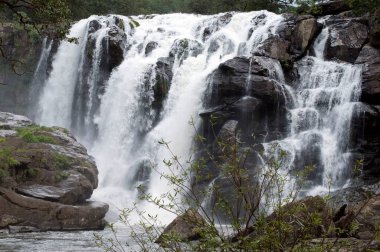 Bir Thoovanam şelalesi muazzam bir hızla kayaların üzerinde, Munnar Kerala Hindistan 