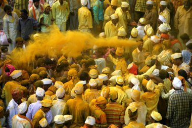 Jejuri tapınağındaki kutlamalar sırasında Lord Khandoba 'nın kutsal Palkhi' sini taşıyan dindarlar, sıska, Maharashtra, Hindistan 