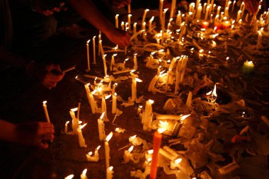Vatandaşlar, 26 Kasım 2008 'de Bombay Mumbai, Maharashtra, Hindistan' da Deccan Mücahitleri tarafından gerçekleştirilen terör saldırısının ardından mum yakıp saygı duruşunda bulunuyorlar.  