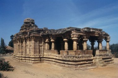 Pattadakal, Karnataka, Hindistan ve Asya 'daki Jain Narayana tapınağının dışında.