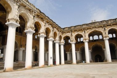 Büyük sütunlar ve sıva işleri Thirumalai Nayak (Naick) sarayında 1636 yılında Madurai 'de Hint-Sarasenik stilinde inşa edildi; Tamil Nadu; Hindistan