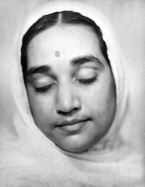 Gözleri kapalı Hintli kadın; bindi; kafası örtülü; stüdyoda portre; Kulri; Mussoorie; Uttar Pradesh; Hindistan 1940 'larda 