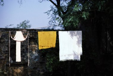 Çamaşır ipinde kuruyan giysiler, Vrindavan, Govardhan, Uttar Pradesh, Hindistan