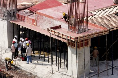 Önceki Jüpiter değirmenleri, Bombay Mumbai, Maharashtra, Hindistan 'da inşa edilen binaların inşaatında çalışan işçiler