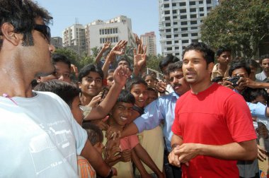 Hint kriket yıldızı Sachin Tendulkar hayranları Bombay, Mumbai, Maharashtra, Hindistan ile çevrilidir.    
