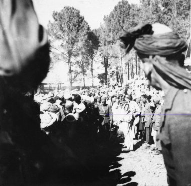Mahatma Gandhi, 1938 yılının Ekim ayında Afganistan 'ın kuzeybatı sınır bölgelerine yaptığı ziyarette kalabalıkların arasında.   