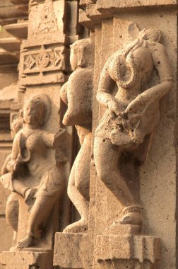 Dans ederken çıplak kadın heykelleri Tanrı Şiva tapınağının sütunlarına poz veriyor, Khidrapur, Kolhapur, Maharashtra, Hindistan 