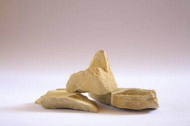 Beyaz arkaplanda bitkisel multani mitti taşları