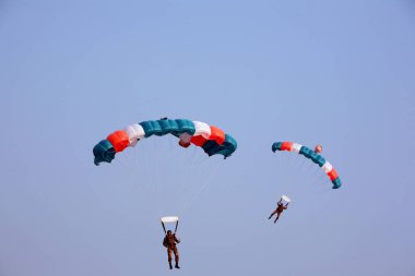 Girgaum Chowpatty, Bombay Mumbai, Maharashtra, Hindistan 'daki Fly-In takımından Sagar Pawan tarafından büyük bir akrobatik gösterisi düzenlendi.