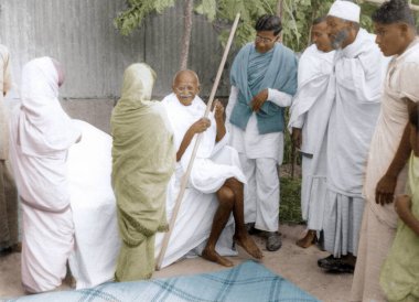 Mahatma Gandhi, Hindu Müslüman ayaklanmaları, Doğu Bengal, Hindistan, Asya, Ocak 1947 'de insanlarla tanıştı.  