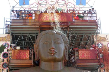 Mahamastakabhisheka sırasında Bhagwan Gomateshwara Bahubali 'nin 18 metre yüksekliğindeki heykeline her 12 yılda bir, Hindistan' ın Karnataka eyaleti Shravanabelagola, Hasan bölgesinde önemli bir Jain festivali düzenleniyor.  