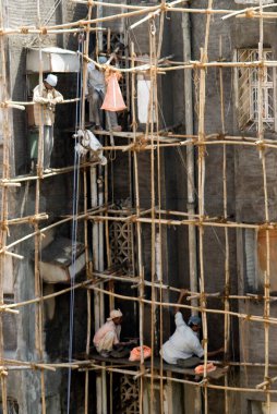 Bombay 'da inşaat alanında çalışan işçiler Mumbai, Maharashtra, Hindistan 