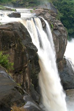 Chalakkudy yakınlarındaki üçüncü şelale; Kerala; Hindistan