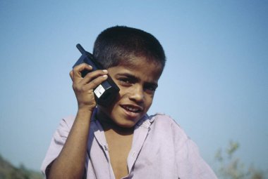 Güney Asyalı çocuk cep telefonuyla konuşuyor, Bombay mumbai, maharashtra, Hindistan