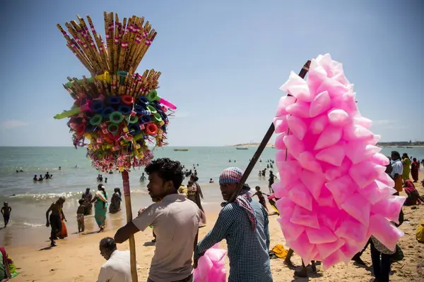 Hawkers flüt ve pamuk helva satıyor, Kulasekharapatnam plajı, Tamil Nadu, Hindistan, Asya 