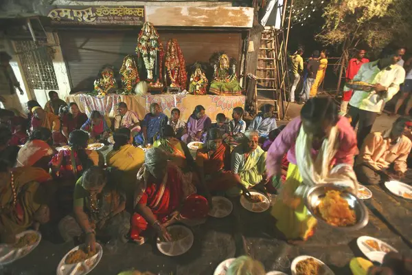 Haremağası ve takipçilerine Ghatkopar 'da Bewa Purnima, Mumbai, Maharashtra, Hindistan vesilesiyle hadımların düğününden sonra yemek veriliyor.