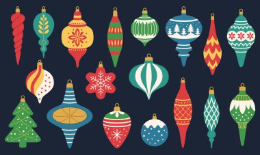 Geçmişe dönük Noel süsleri ve takılar. Noel baloları ve farklı şekil ve boyutlarda desenleri olan dekorasyonlar. Noel ağacı için eski süslemeler. Koyu arkaplan.