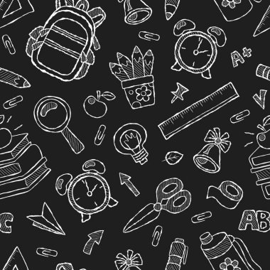 Tebeşir karalaması okula kusursuzca geri döndü. Okul malzemeleriyle çocuk geçmişini tekrarlıyor. Sırt çantası, makas, kalem, cetvel ve daha fazlası. Siyah arkaplan, beyaz tebeşir elemanları.