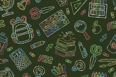 Tebeşir tahtası okula pürüzsüz bir şekilde geri dönüyor. Okul malzemeleriyle eğitim geçmişini tekrarlıyor. Yeşil arkaplan, renkli tebeşir elementleri.