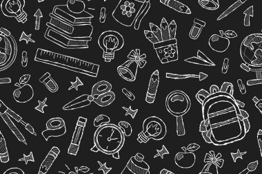 Tebeşir tahtası okula pürüzsüz bir şekilde geri dönüyor. Eğitim geçmişini sırt çantası, kalem, makas ve diğer okul malzemeleriyle tekrarlıyor. Siyah arkaplan, beyaz tebeşir elemanları.