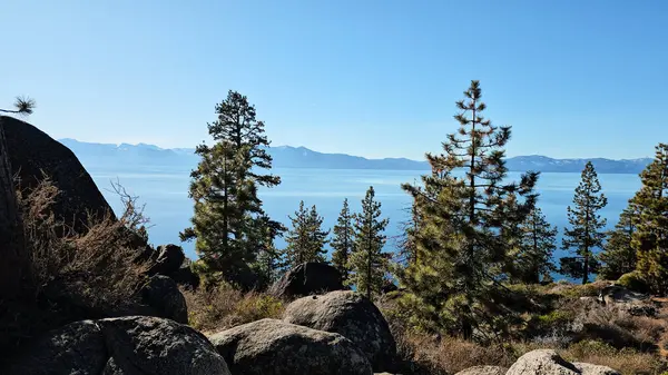 Güzel doğa. Tahoe Gölü. ABD