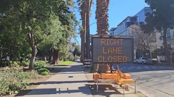 萨克拉门托 California 2024 在N街建造一座大楼 警告道路标志 — 图库视频影像