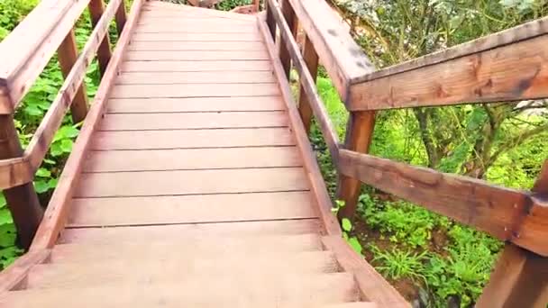 Escaliers Bois Dans Rue Descente Vers Baie — Video