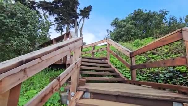 通りにある木製の階段 ベイに近い — ストック動画
