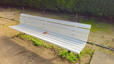 Parktaki beyaz güzel banklar.