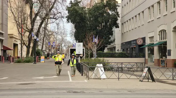 SACRAMENTO. California 'da. ABD. 02.11.2024. İnşaatçılar. Sacramento Merkezi. Kaliforniya Eyalet Müzesi 'nin yenilenmesi.