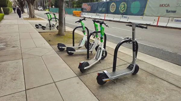 Turistler için elektrikli scooterlar.