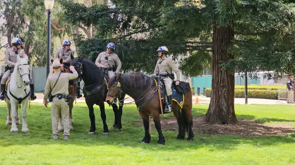 SACRAMENTO. California 'da. ABD. 03.31.2024. Bağlayıcı olmayan Khalistan Referandumu için binlerce kişi Sacramento 'da toplandı. Polis devam eden referandumu koruyor.. 