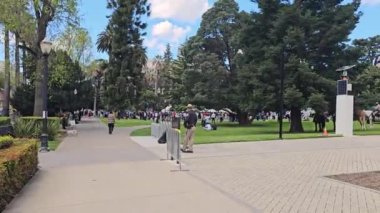 SACRAMENTO. California 'da. ABD. 03.31.2024. Bağlayıcı olmayan Khalistan Referandumu için binlerce kişi Sacramento 'da toplandı. Capitol Müzesi. Polis referandumu koruyor.. 