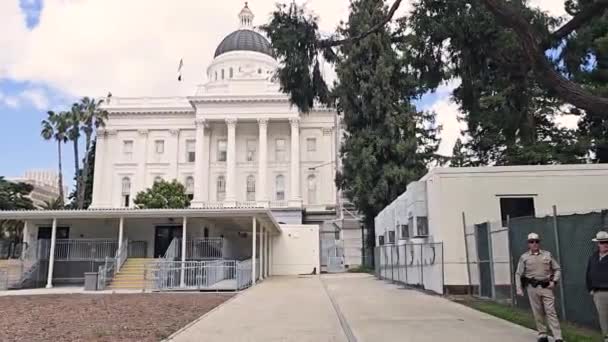 萨克拉门托 California 2024 数千人聚集在萨克拉门托举行无约束力的哈里斯坦全民公决 国会馆警方正在保卫全民投票 — 图库视频影像