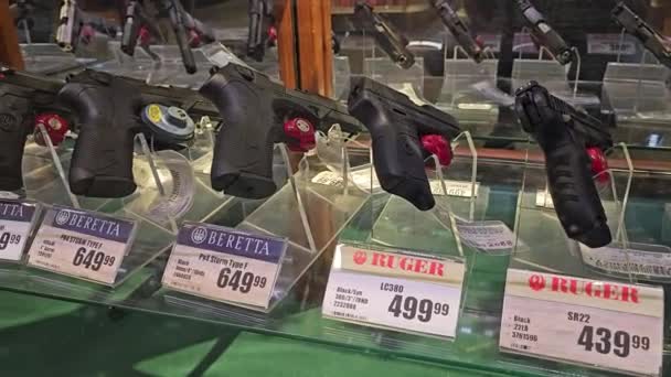 Sacramento California Estados Unidos 2024 Bass Pro Shop Armas Cañas — Vídeo de stock
