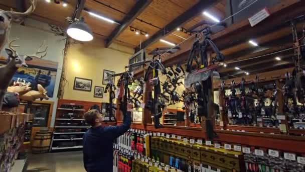 Sacramento California Estados Unidos 2024 Bass Pro Shop Armas Cañas — Vídeos de Stock