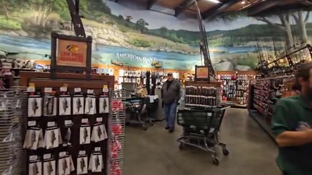 Det Okej Kalifornien Usa 2024 Bass Pro Shop Vapen Fiskespön — Stockvideo