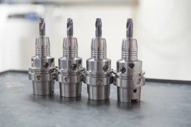 Değirmen ve akort makineleri için CNC araçları, son değirmen ve matkapları tutmak için, gişe sahipleri, HSK-A 63, Makine verimliliği, Metal çalışma araçları