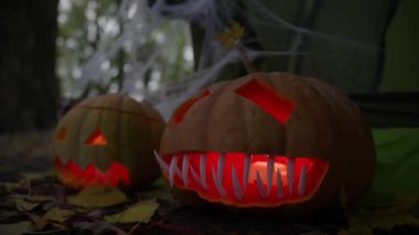 Cadılar Bayramı için balkabağı aydınlatıyordum. Cadılar Bayramı 'nda Jack O Lantern' in balkabağı ailesinin evindeydi. Yüksek kalite 4k görüntü