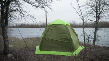 Nehir kıyısında odun sobası olan geniş bir çadır. Yüksek kalite 4k görüntü