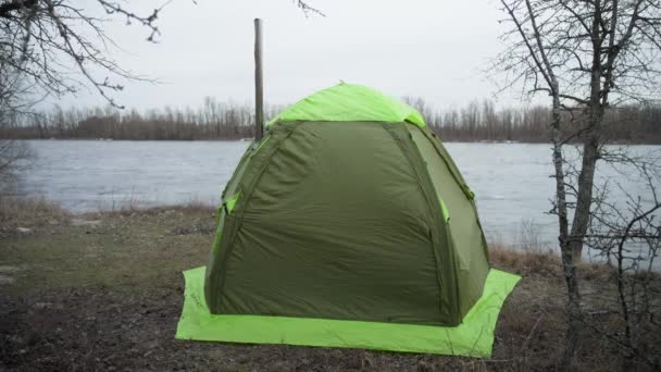 Vue Large Tente Sur Rive Rivière Avec Cheminée Poêle Bois — Video