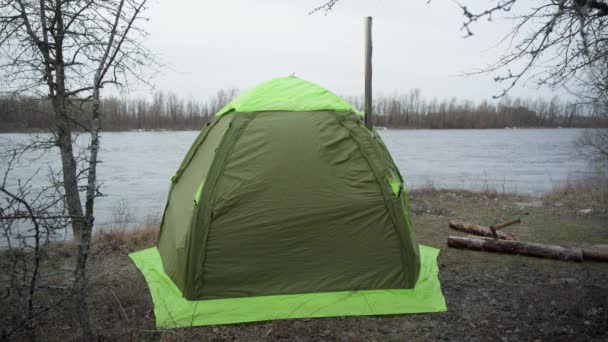 Vue Large Tente Sur Rive Rivière Avec Cheminée Poêle Bois — Video