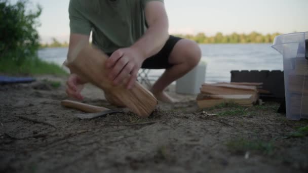 Hombre Campamento Está Cortando Leña Con Hacha Cerca Una Bufanda — Vídeos de Stock