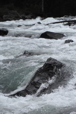 Dağlarda güzel bir şelale