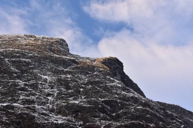 Karlı dağların alçak açılı görüntüsü.
