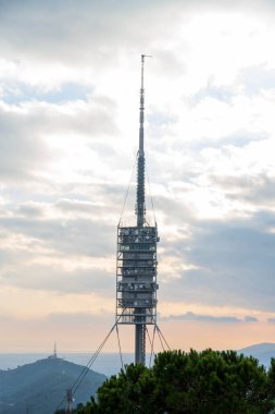 Telekomünikasyon kulesi şehrin yakınındaki dağın tepesinde. Tibidabo, Barcelona. Dikey.